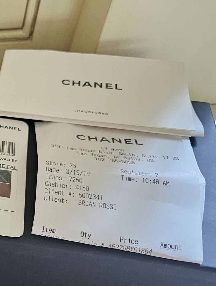 CHANEL Black Quilted NEW wallet with Gold Logo - Picture 2 of 11